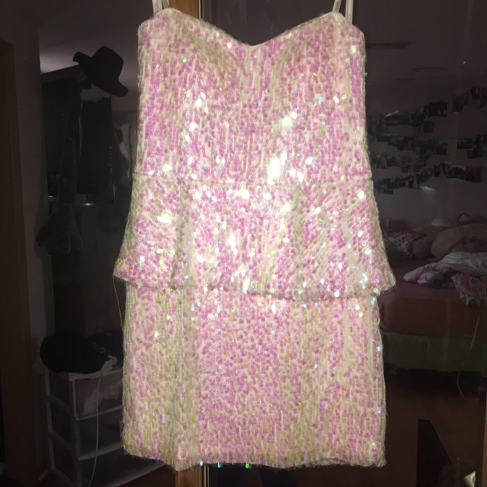 White strapless sequins 👗