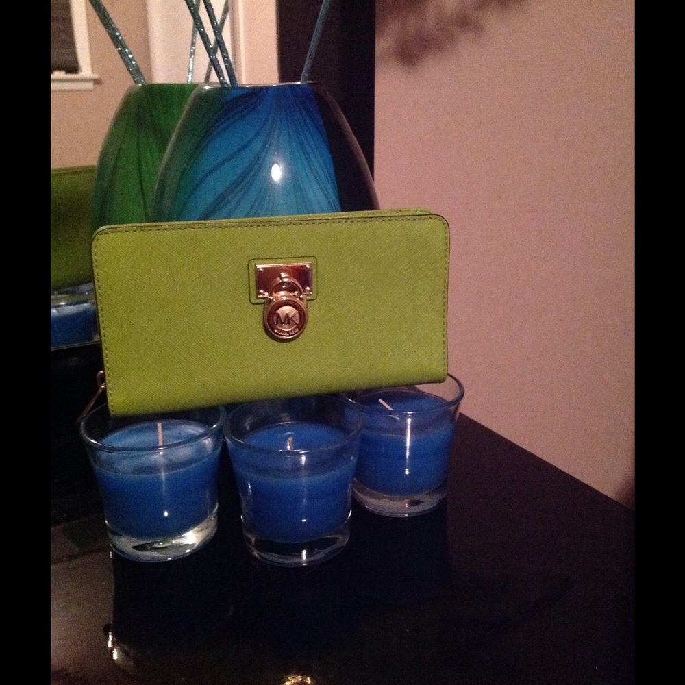 MICHAEL KORS GREEN HAMILTON TRAVELER WALLET