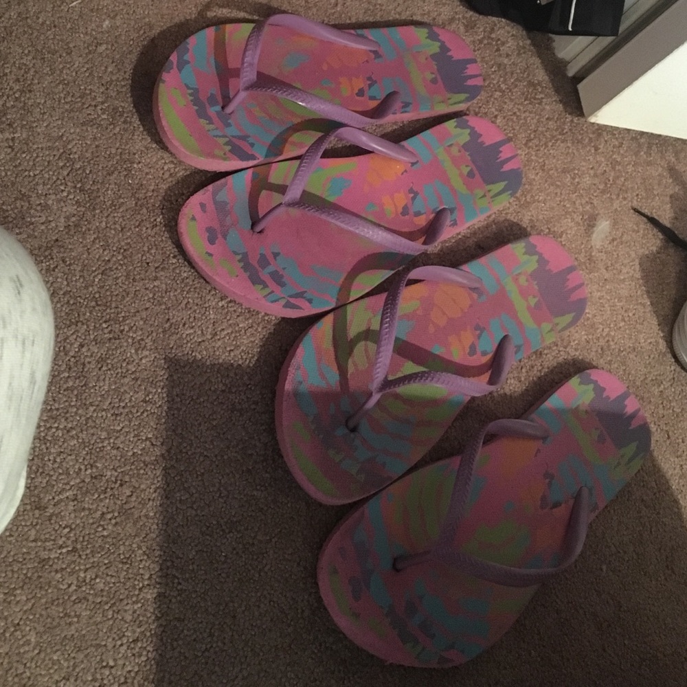 2 pairs of flip flops