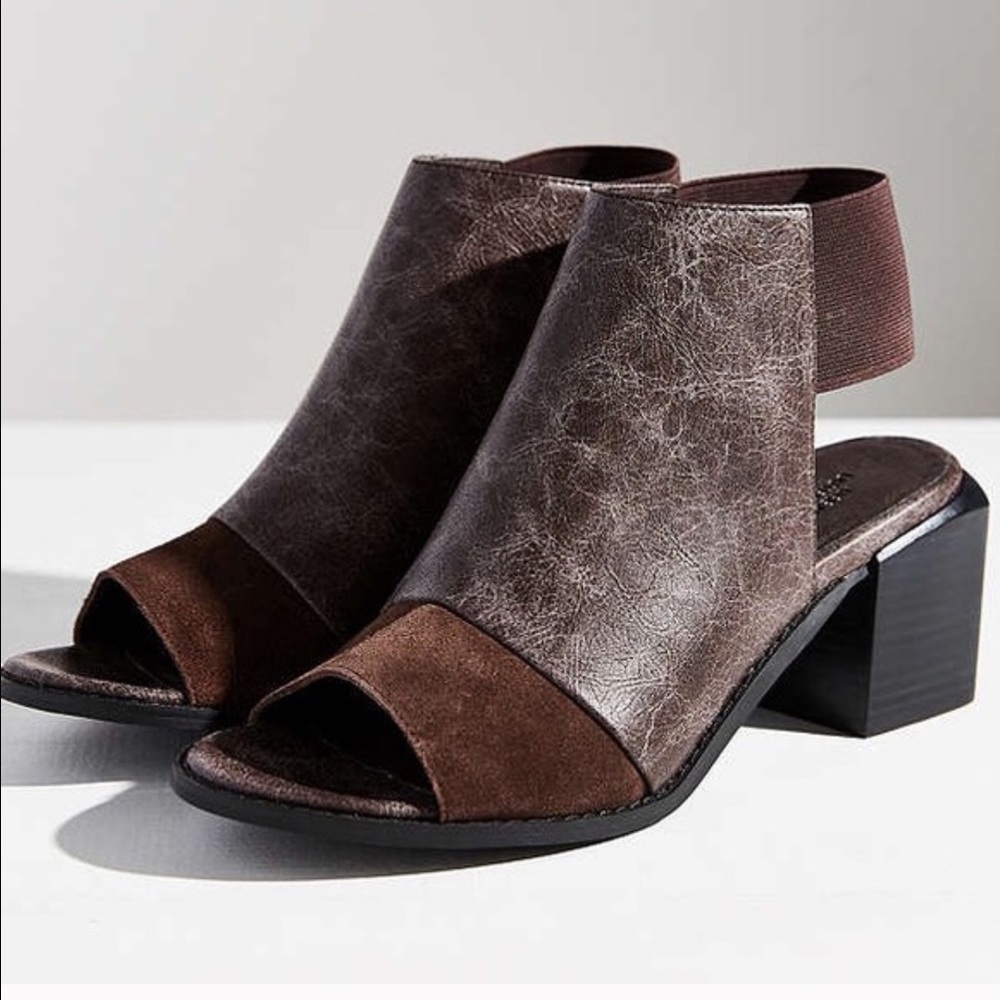 Urban Outfitters Modern Elastic Back Heel - Picture 2 of 2