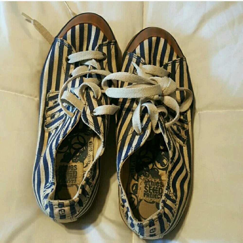 EUC!!- Etnies Canvas Shoes