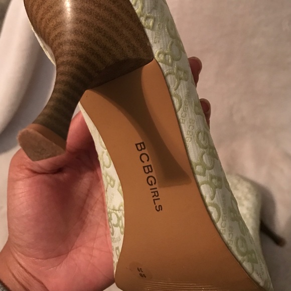 Super Unique BCBG Pointed Toe Heels! - Picture 3 of 3