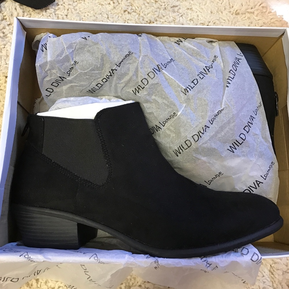 BRAND NEW size 9 black booties