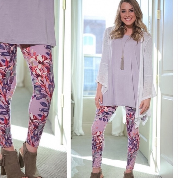 🦋Stunning & Delicate Springy Lilac & Lace Tunic🦋 - Picture 4 of 4