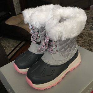 Carters size 9 snow boots