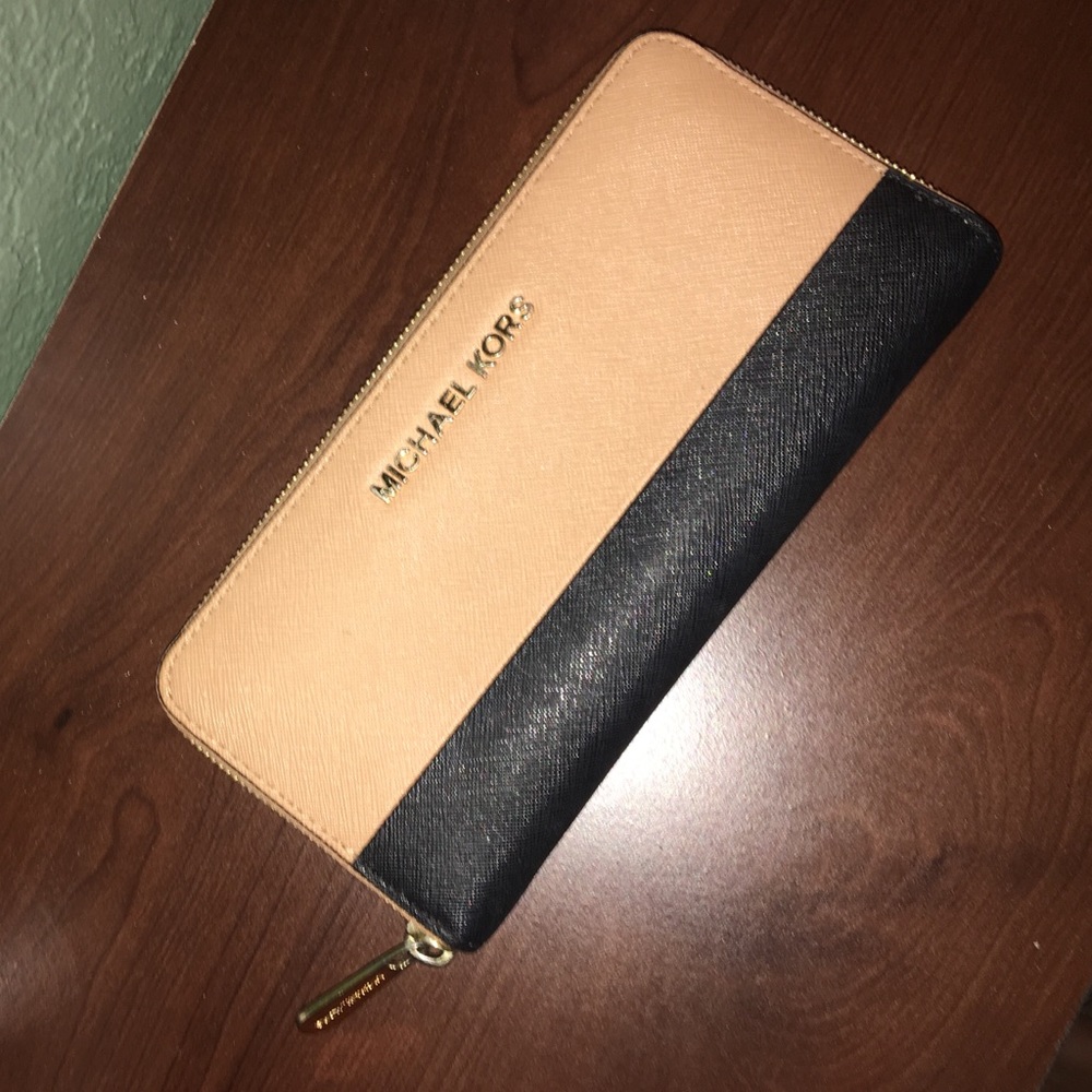 Michael Kors beige/black zip wallet