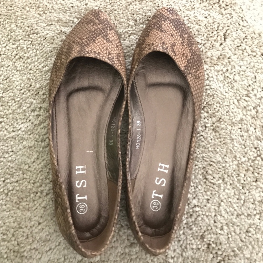 Tsh brown snake skin flats NWOT
