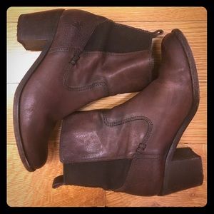 FRYE  
Women's Janis Gore Short Boot