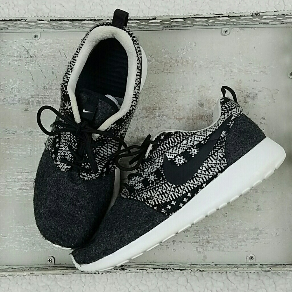 Woman's Nike Roshe Run Sneakers 7.5