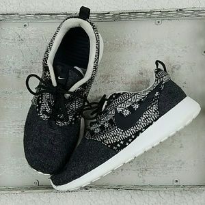 Woman's Nike Roshe Run Sneakers 7.5