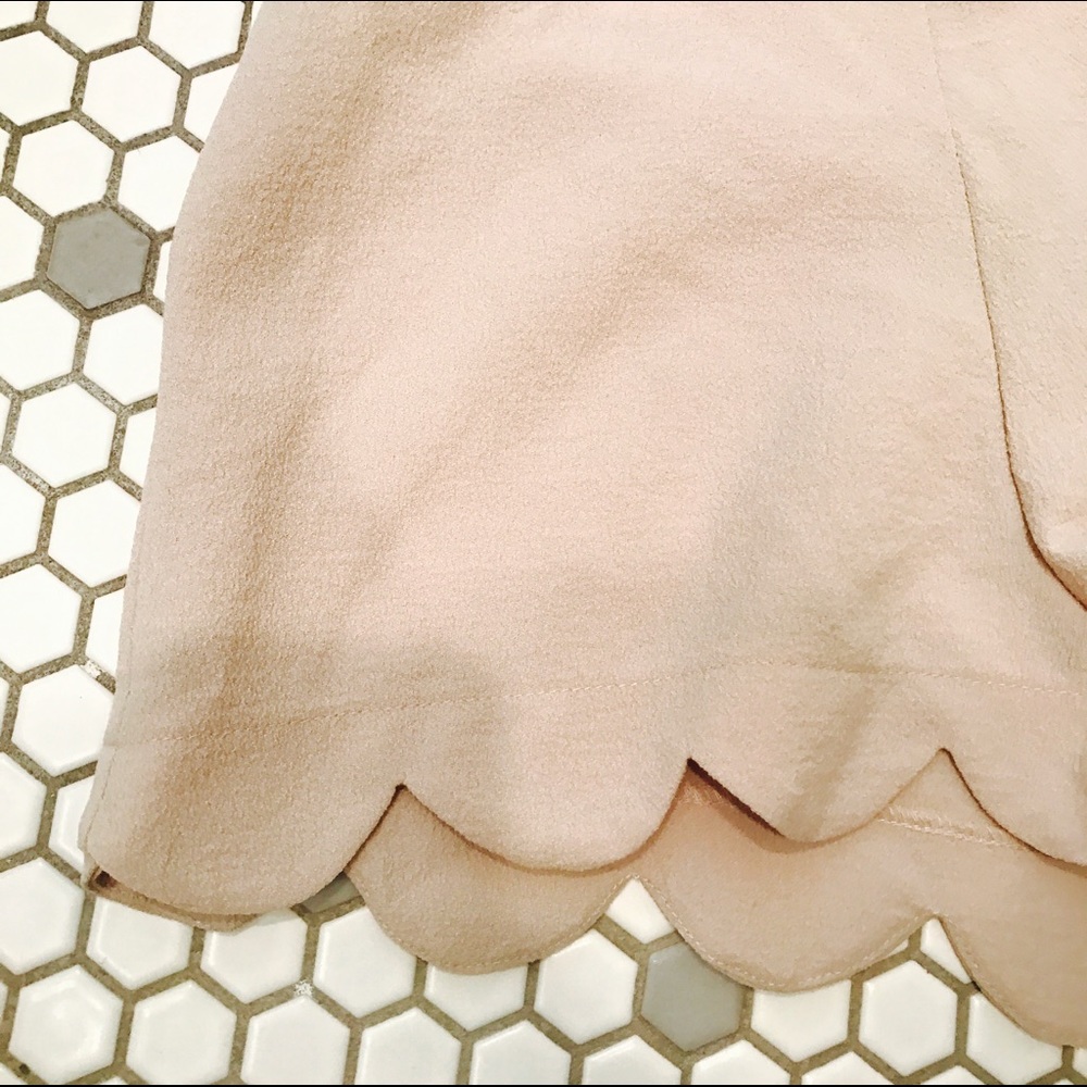 Nude high waisted shorts with scalloped hem - Picture 2 of 2