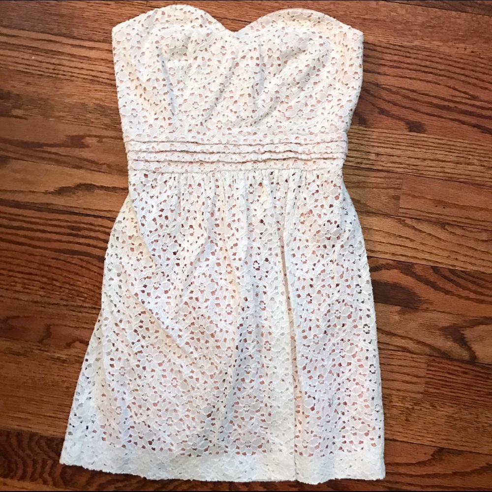 Strapless lace dress with sweetheart neck line