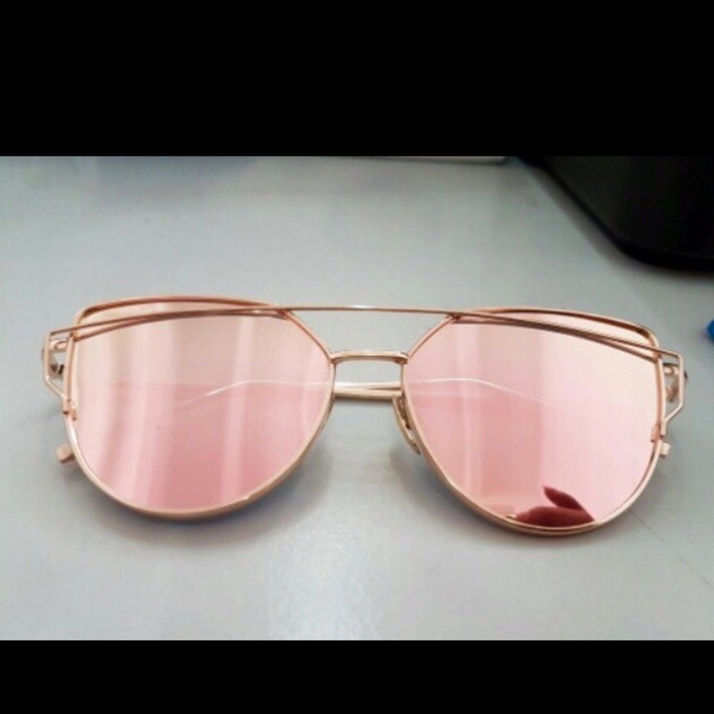 NEW! CHIC Mirrored Sunglasses! - Picture 3 of 4