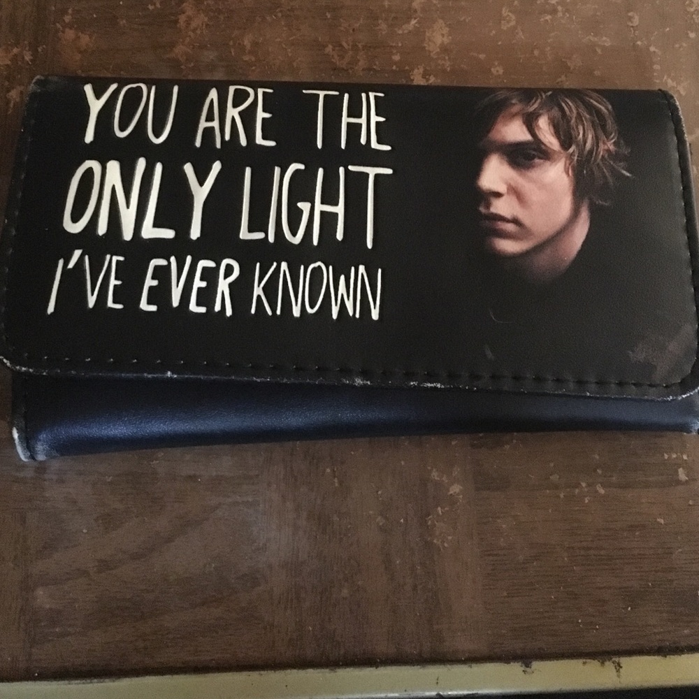 Evan Peters Tate wallet (American horror story)