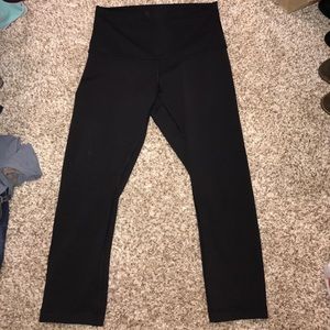 Black Lululemon cropped leggings