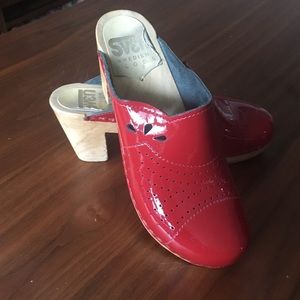 Sven Cherry Patent heeled clog