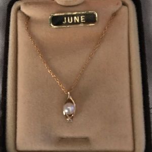 14k gold chain w/ pearl and small diamond