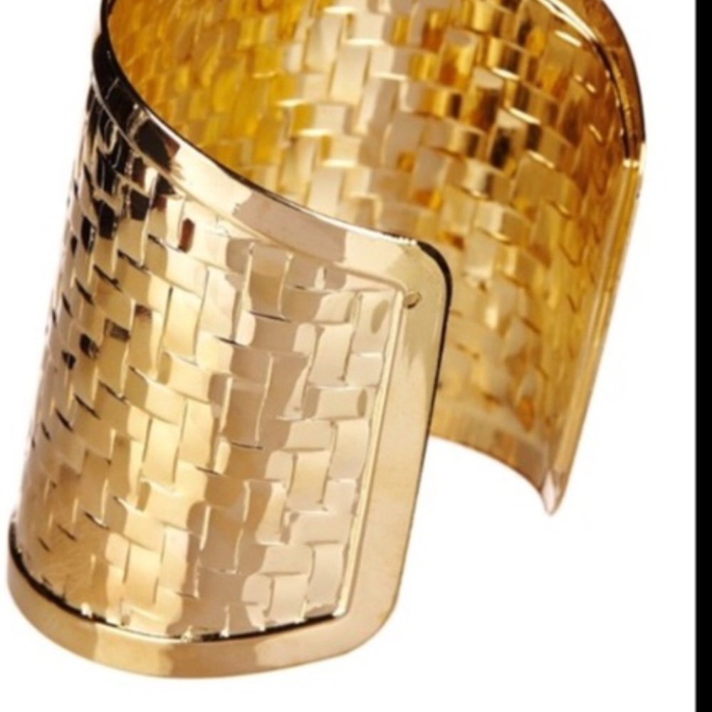 ✨Sale✨Gold Cuff - Picture 3 of 4