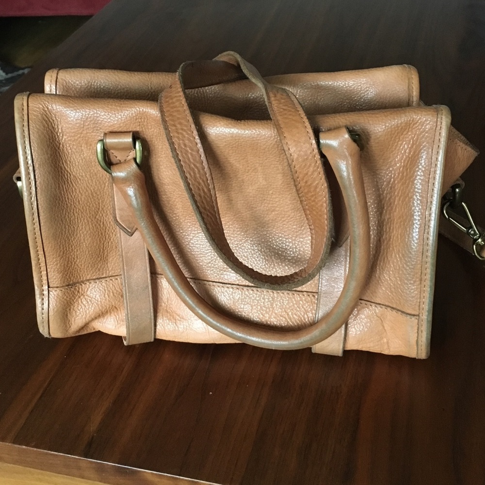 Tan leather Madewell cross body bag.