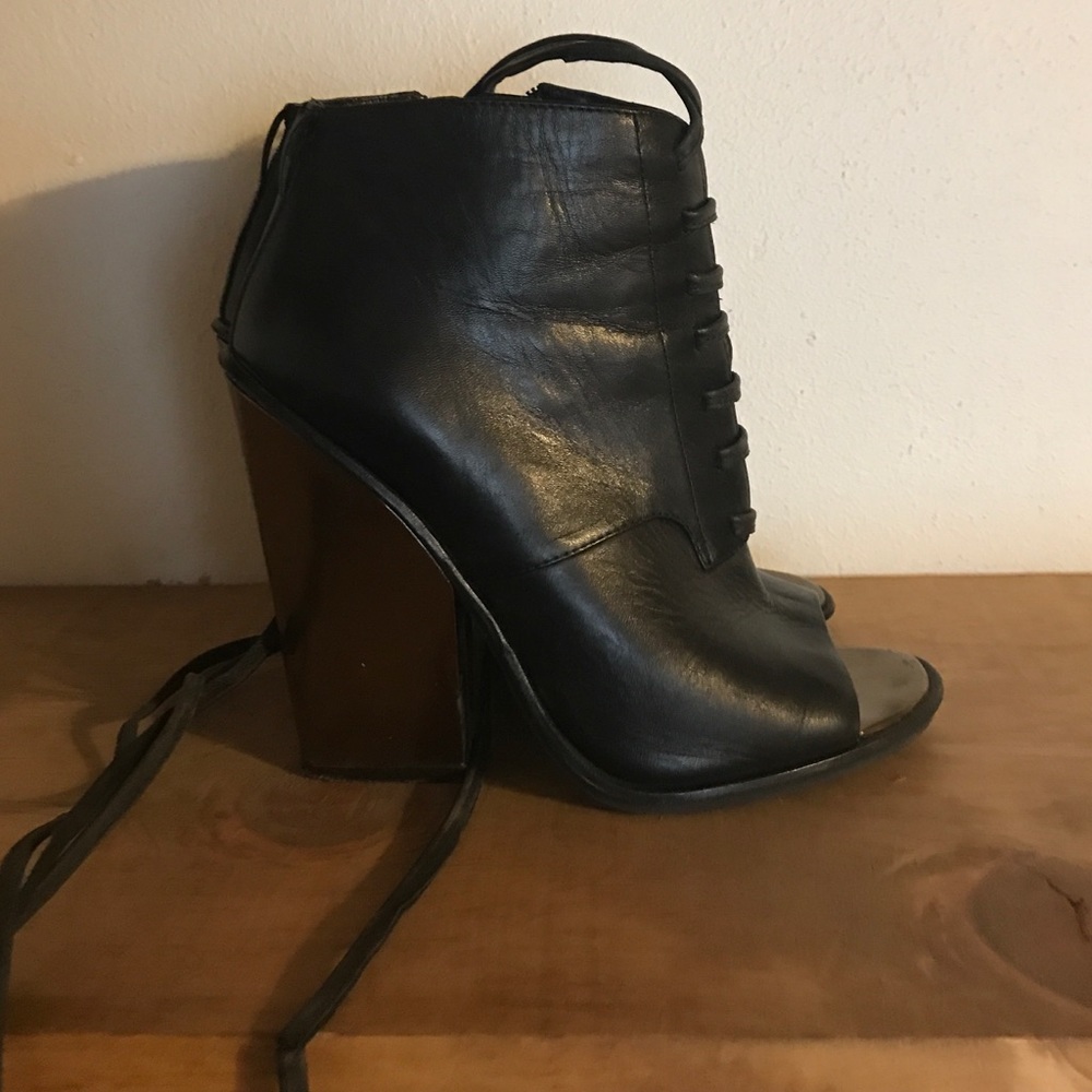 Kenneth Cole Lace up black bootie