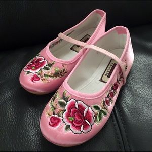 🆕 Pink Embroidered Flower Satin Flats Sz 2