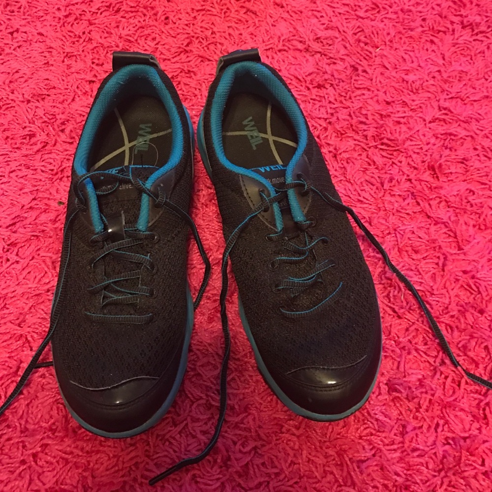 Blue and black tennis shoes