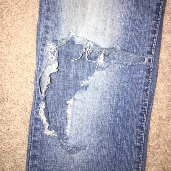 Distressed/ Ripped Lightwash Skinny Jeans - Picture 2 of 4