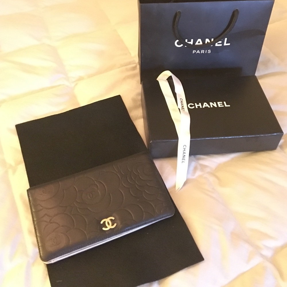 ✌️SOLD ✌️CHANEL camelia embossed lambskin wallet