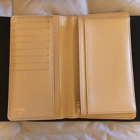 ✌️SOLD ✌️CHANEL camelia embossed lambskin wallet - Picture 2 of 3