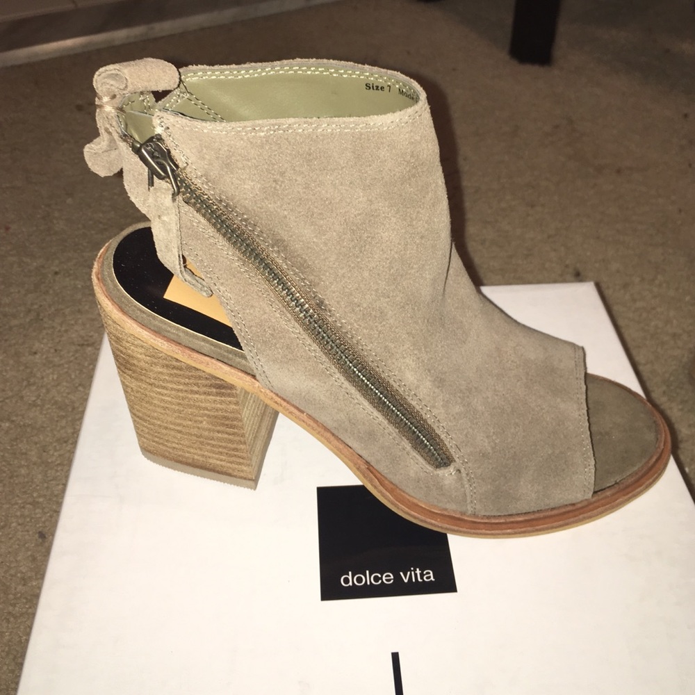 Adorable open-toe Booties