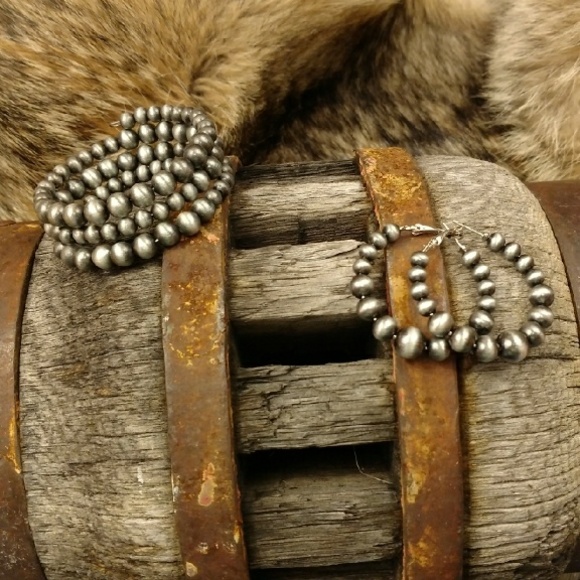 Western Navajo Pearl Bracelet - Picture 2 of 3