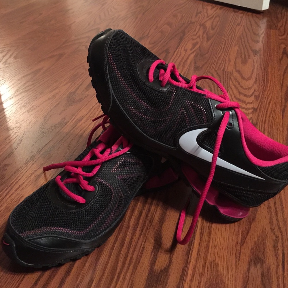 Women's Nike shoes ! Size 9