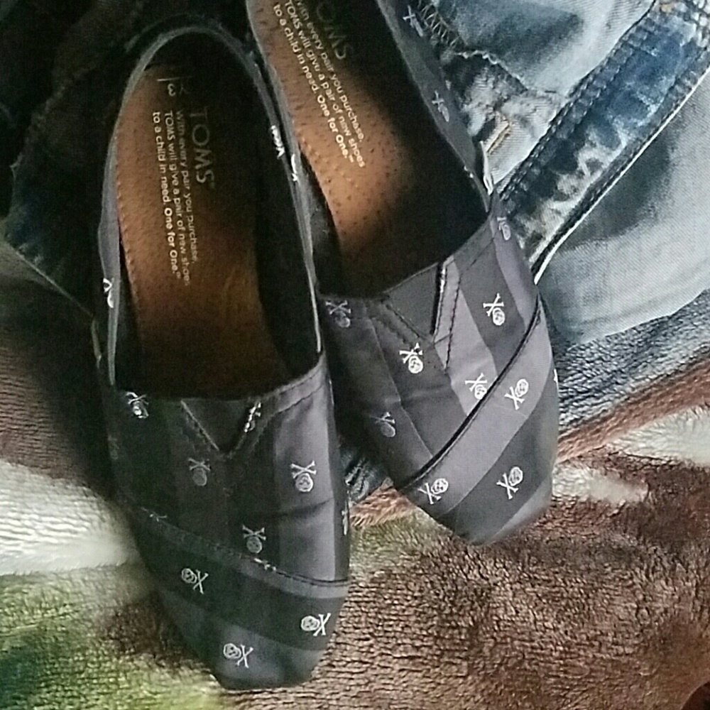 Grey and black skull Tom's