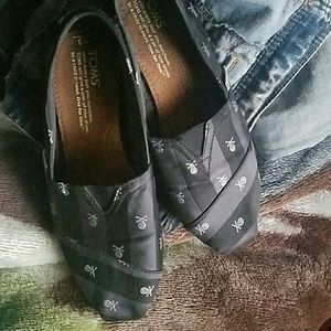 Grey and black skull Tom's