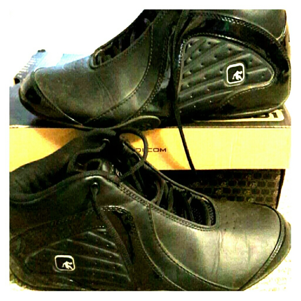 Black AND1 tennis shoes
