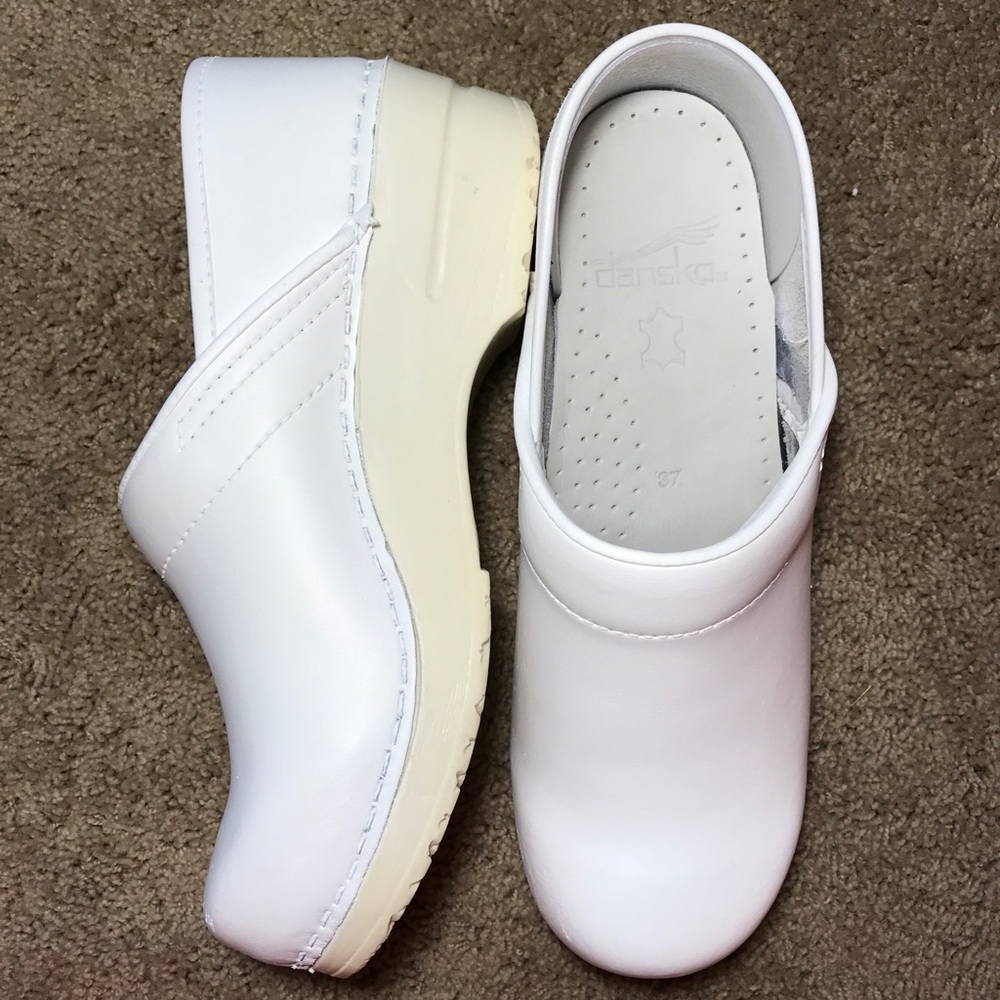 LIKE NEW Dansko Professional Clogs in White - EU37