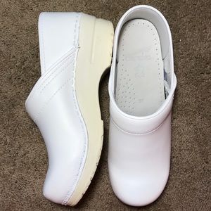 LIKE NEW Dansko Professional Clogs in White - EU37