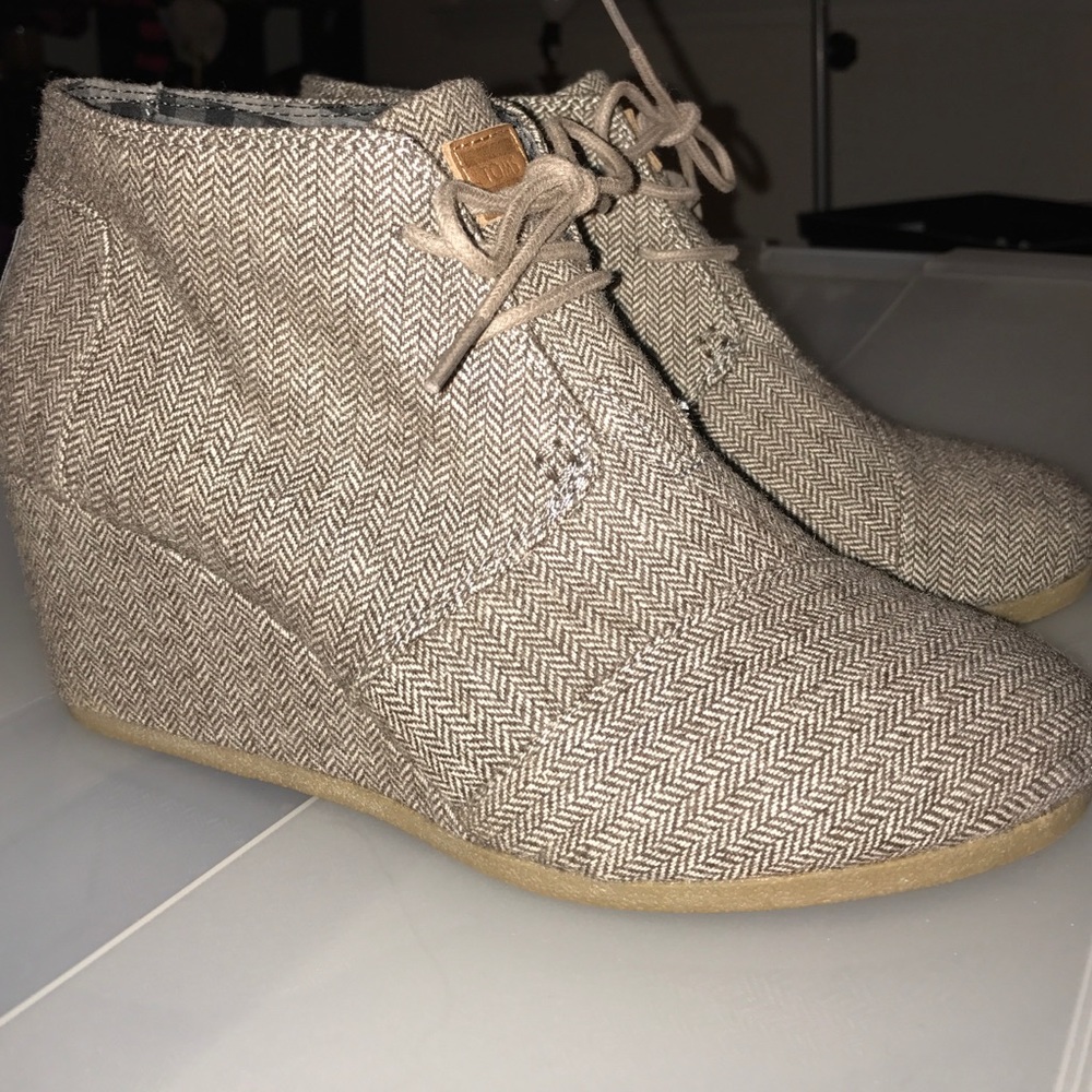 TOMS Desert Wedge in 9.5 Booties