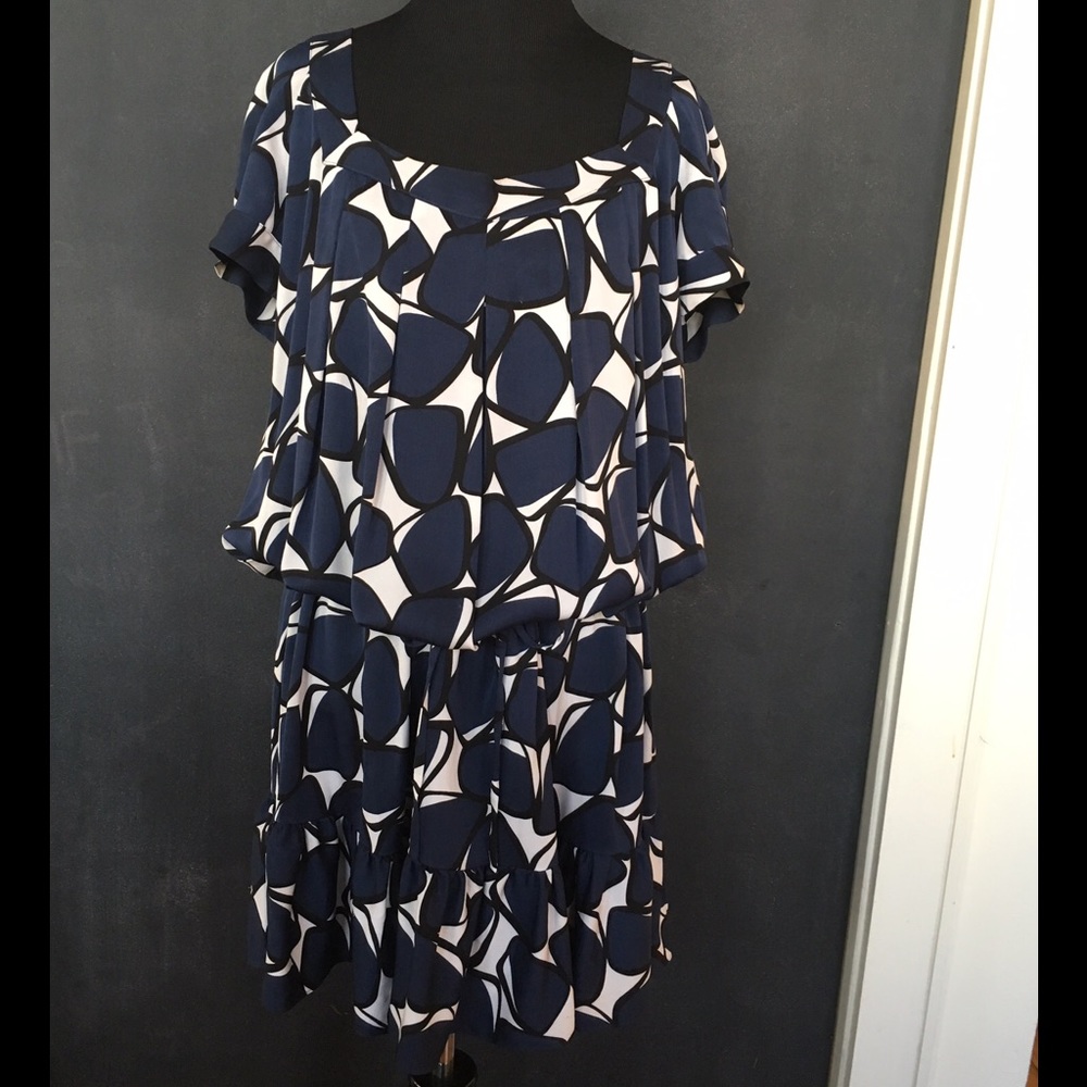 DVF White, Navy, Black dress. Worn 2 ways. Sz 10