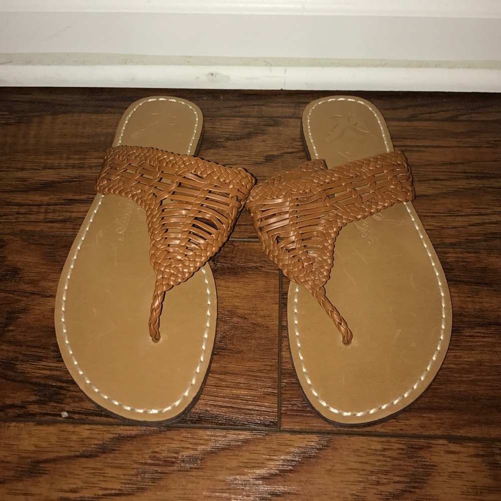 NEVER WORN AE leather sandals