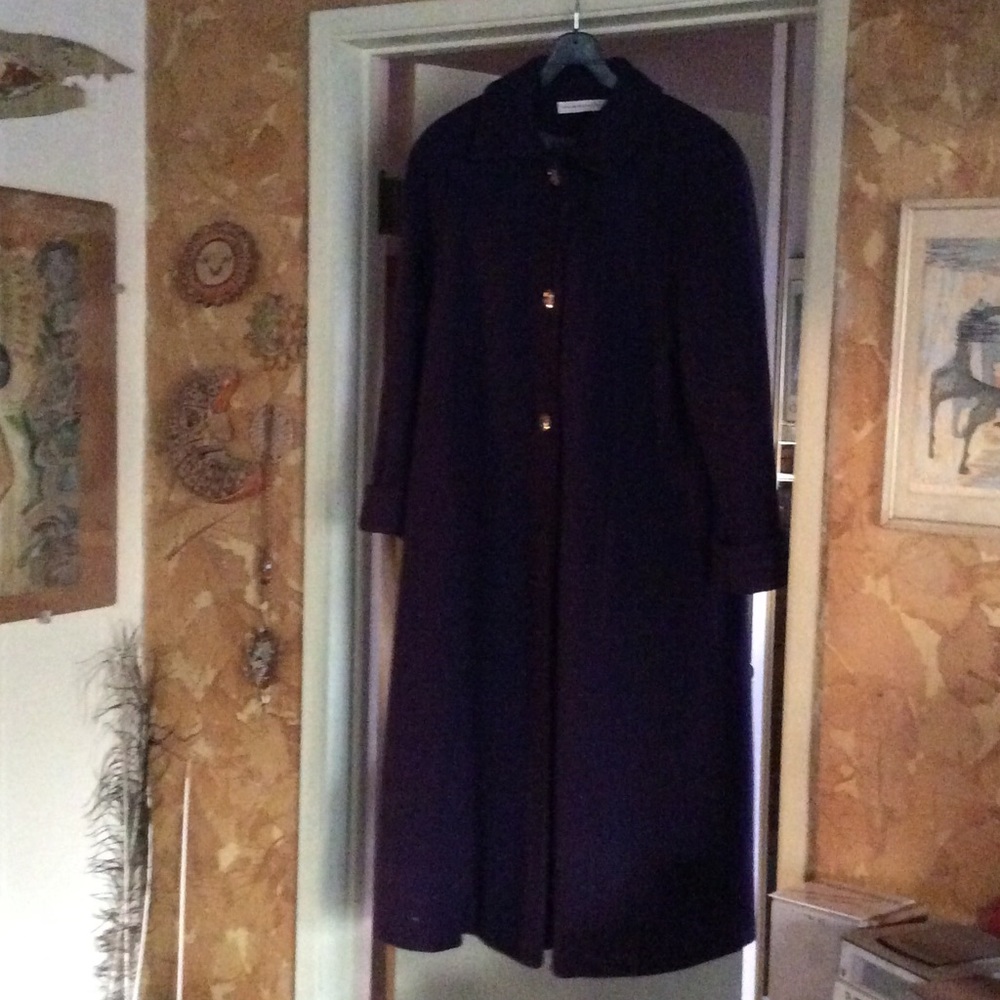 Women's vintage clothing & custom jewelry.