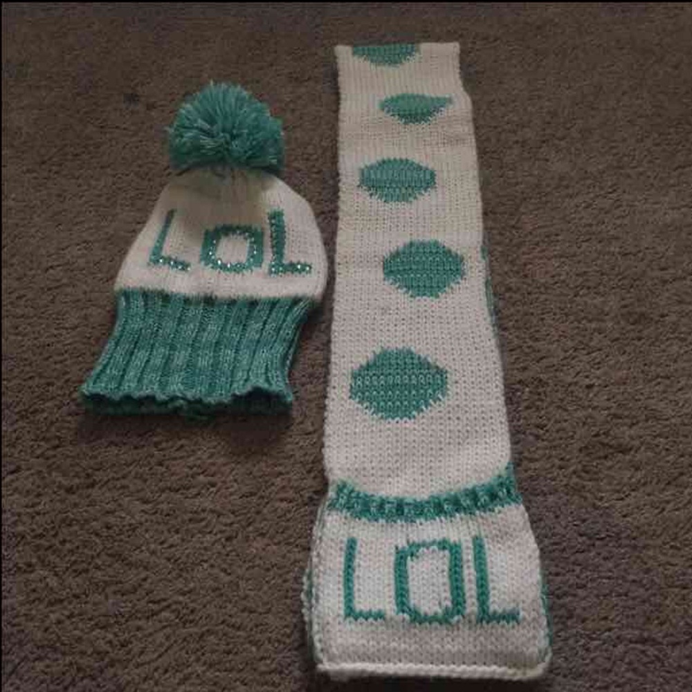 Hat/scarves set
