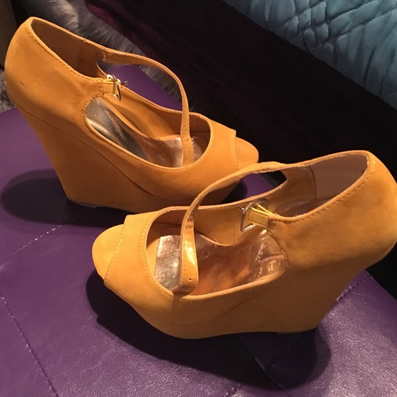 Mustard faux suede wedge - Picture 1 of 1