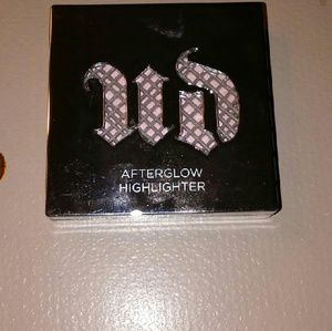 Urban Decay 8 hour afterglow highlighter