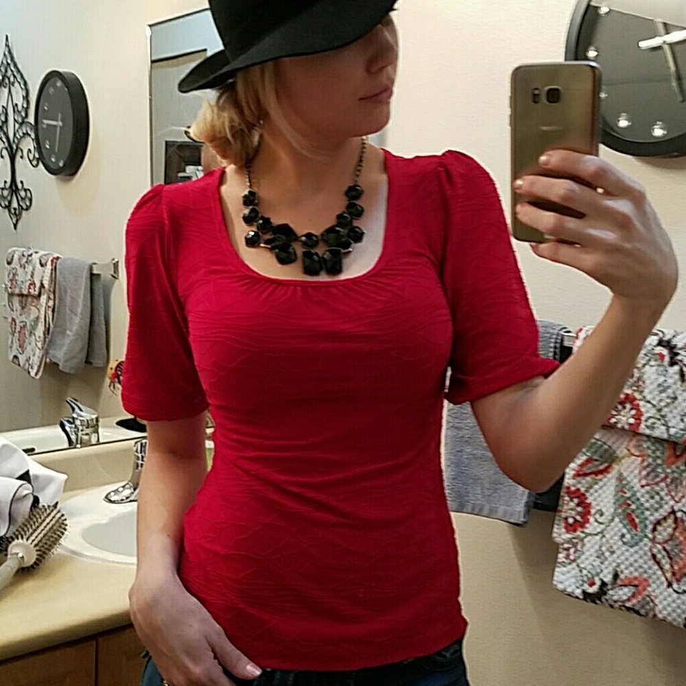 Red ruffled shoulder half sleeve