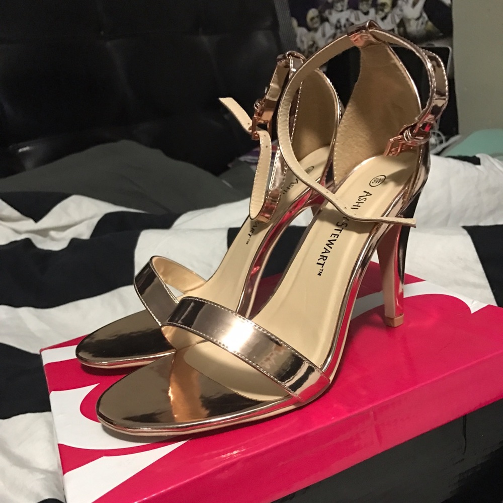 ✨NWOT!✨Rose Gold Heels (Wide Width)