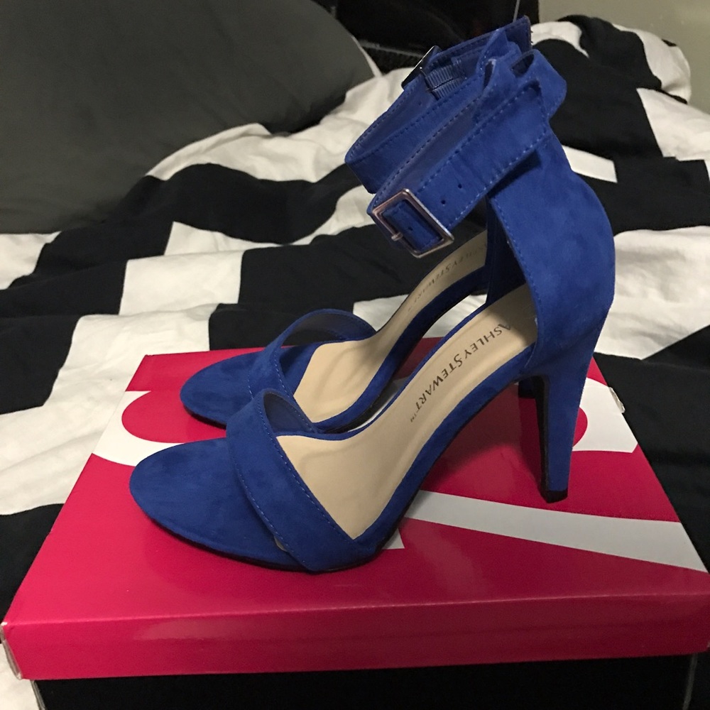 ✨NWOT!✨ Suede Royal Blue Heels💙 (Wide Width)