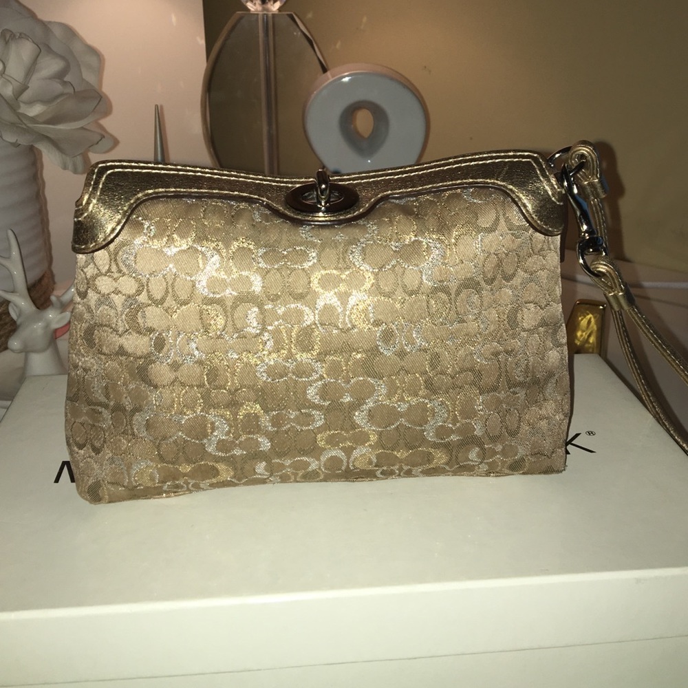 Coach Clutch 👛