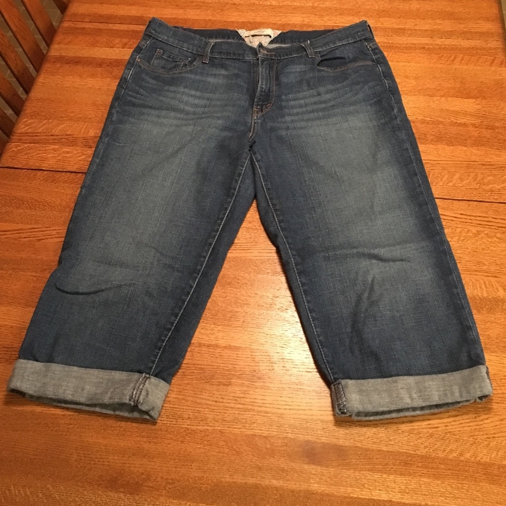 Women's Levi Capris