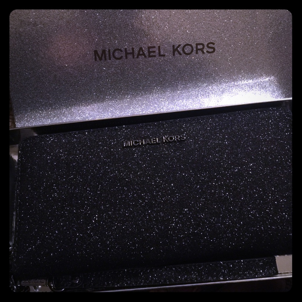 Michael kors wristlet